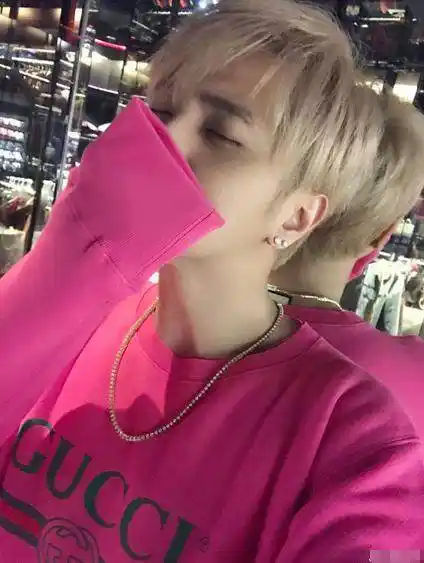 自从罗志祥公布了恋情,就连自拍都变得有进步了,这是爱情的力量在催促