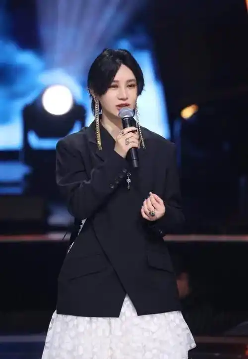 尚雯婕近照,造型奇特,她居然打算四十岁才结婚,事业心很重