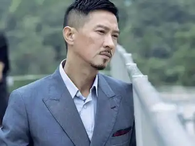 第一个就是张家辉,张家辉现在很多人都非常熟悉,不仅是一位影帝级别的