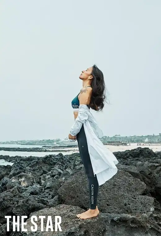 李孝利为某杂志拍摄的一组最新写真今天在网上曝光,多年瑜伽练就的