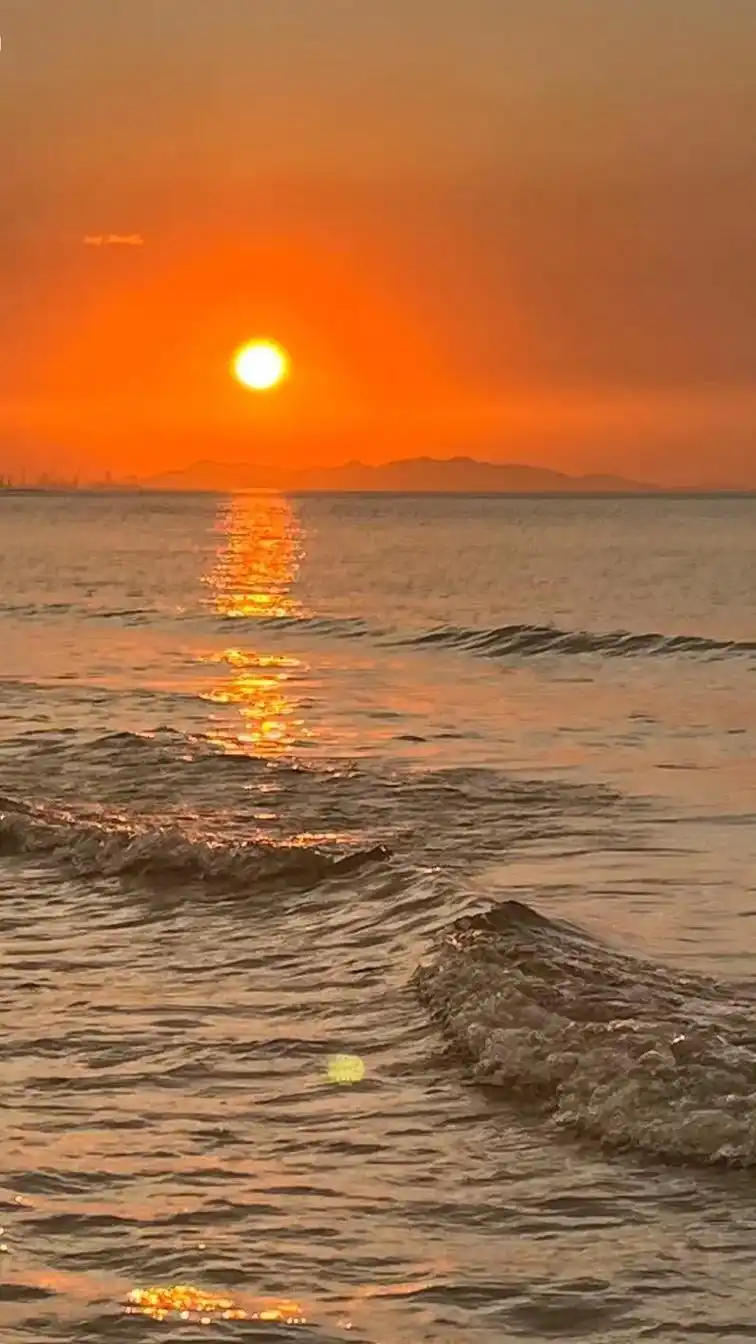 威海的日落总是那么美,迷人的海边风景在夕阳的衬托 - 抖音