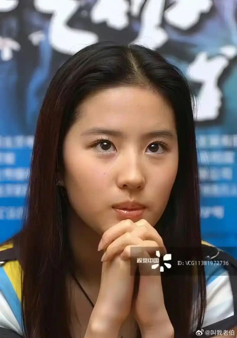 刘亦菲早期生图,眼睛不算大,脸上肉太多,如果没有顶级化妆师 造型