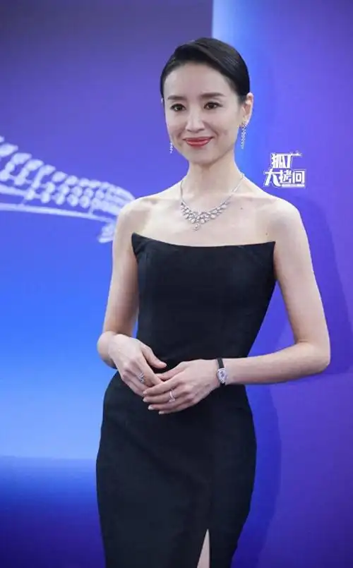 活动中,董洁身穿优雅的黑色礼服,脸上带着微笑.