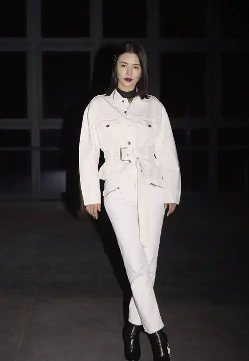 原创谭维维穿拖鞋出门还配一身套装这时尚你喜欢吗