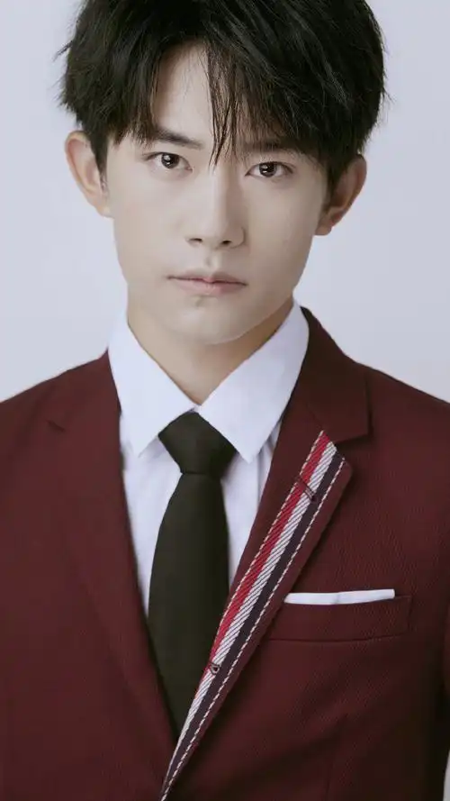 易烊千玺超帅写真手机壁纸