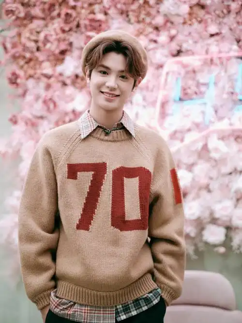 满满贝雷帽明昊真的好可爱～今晚和黄明昊不见不散啦@jjjustin0219