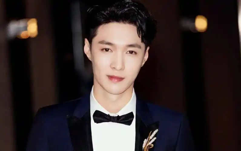 近日,八卦媒体拍到张艺兴抽烟登上热搜,引发网友热议_公众人物_人家