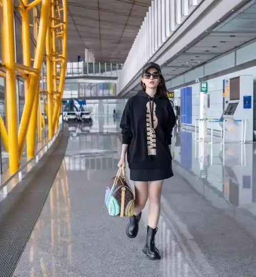 刘亦菲去巴黎身穿黑色卫衣搭配马丁靴和墨镜,美丽又时尚!