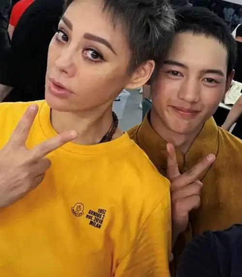 丁真弟弟被邀节目录制和宁静亲密合影正脸神似贾斯汀比伯