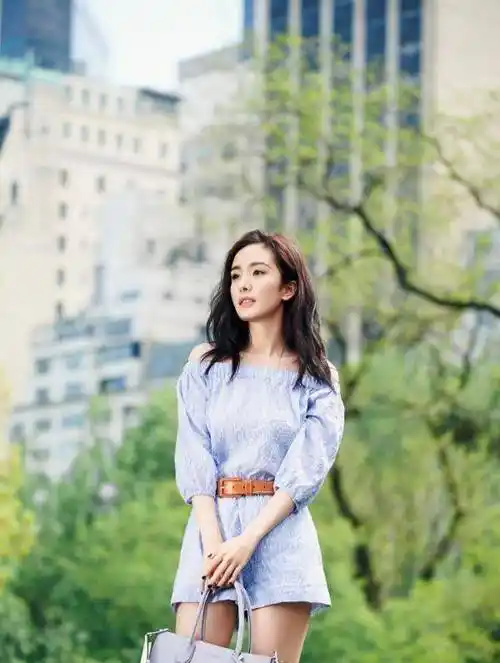 杨幂不愧是"腿精",当她离开百万修图师,这腿围太不真实_黑色_长发_穿