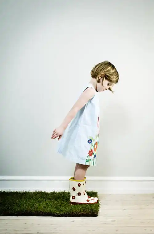 西方人,儿童,一个人,站,笑,微笑,竖图,室内,白天,侧面,裙子,纯洁,草地