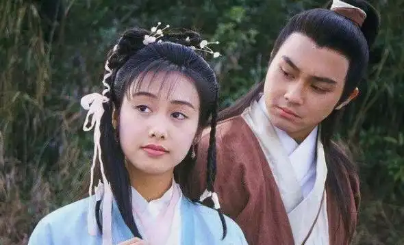 本以为朱茵已经够美了,看到和蒋勤勤同框,才知道啥叫倾城绝色