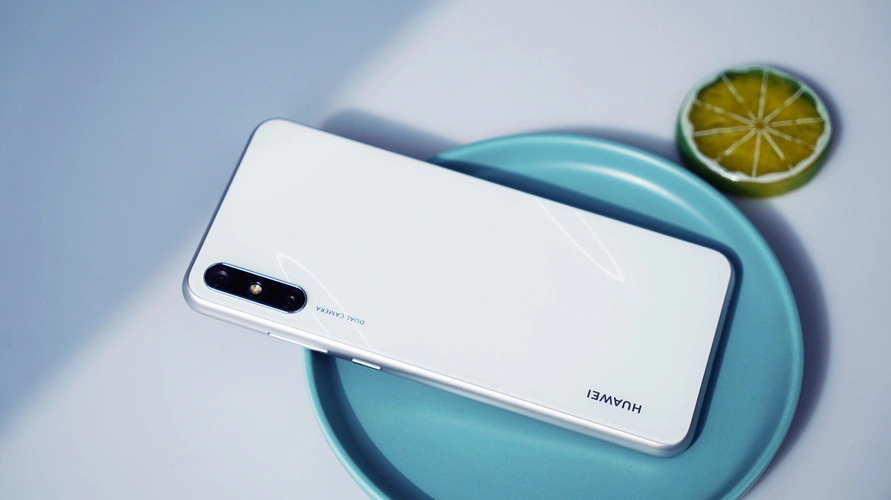 3英寸珍珠屏配珍珠白配色,华为畅享10e新潮外观吸睛无数