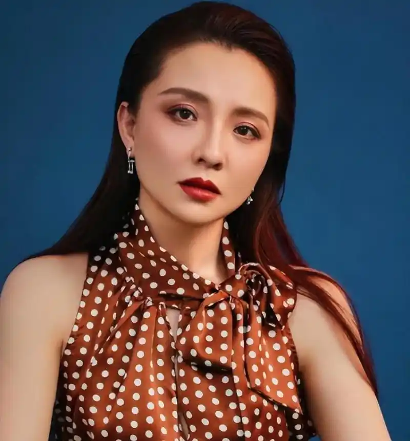 孙茜的逆境之路 孙茜,一个来自兰州的普通女孩,在中国传媒大学表演系