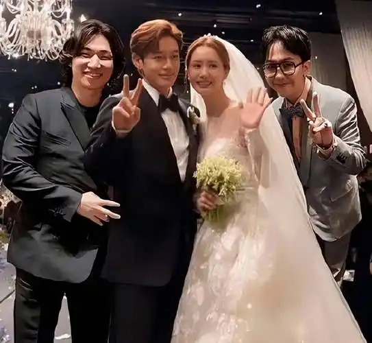 李多海婚礼内场合影太一起,崔始源油腻沧桑,网友:新娘认不得_偶像