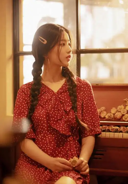 左卓是在机场度假吗?一身彩色印花套装配哪吒头,俏皮又高调_青春