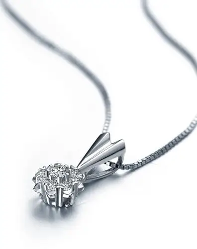 18白金显钻花型1克拉效果钻石吊坠 爱绽放
