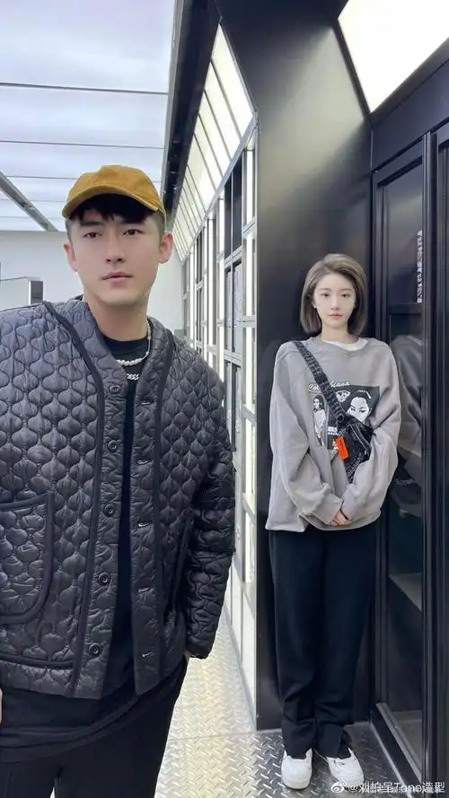 论女明星的偶像自觉喻言和男友人的合照