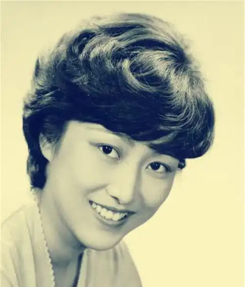 老照片:80年代中国妇女的时髦发型,图6发型一直流行到现在