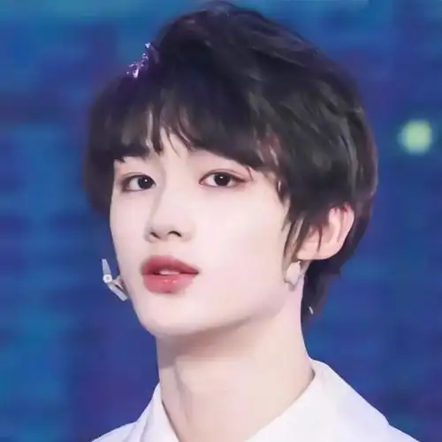 丁程鑫图片期待你舞少年之志浩荡期待你将万疆盛世唱响