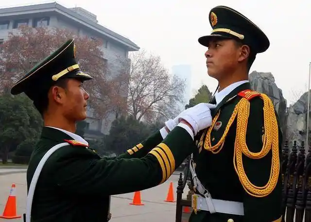 军人站岗时想上厕所怎么办(当兵站军姿能上厕所吗)哨兵这个岗位有多