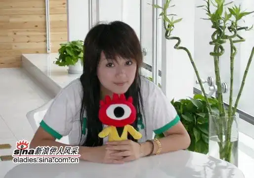 组图:超级女声热门选手夏颖作客新浪风采