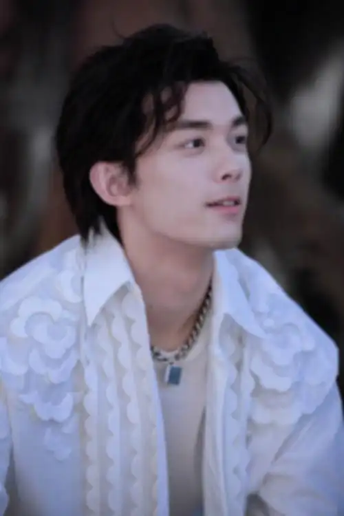 吴磊白衬衫好绝,干净又气质,清清爽爽的造型太好看了!