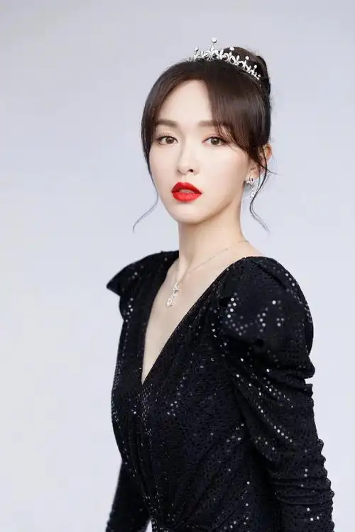 唐嫣今日份活动造型,亮片小黑裙搭配皇冠,优雅贵气十足