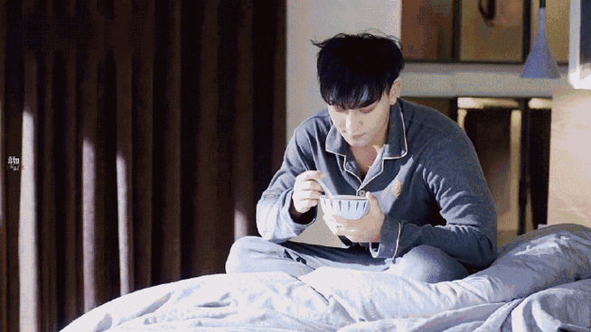 黄子韬在《甜蜜的你》里吃饭又被吓撒了989898哈哈天选撒饭人!