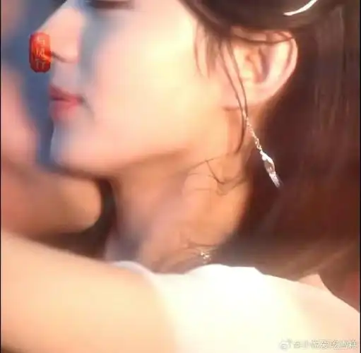 沈璃行止一个亲肩膀一个亲脖子##与凤行