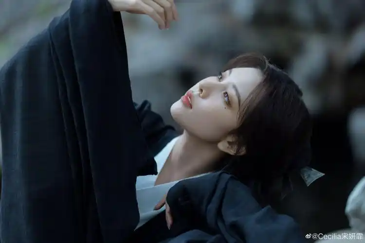 黑衣执伞,又清冷又酷飒的侠女来啦!