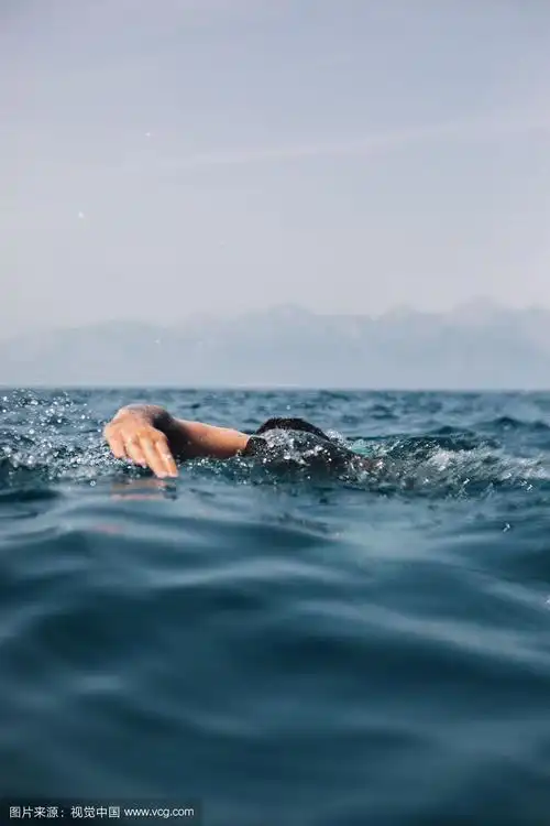 在海里游泳的人