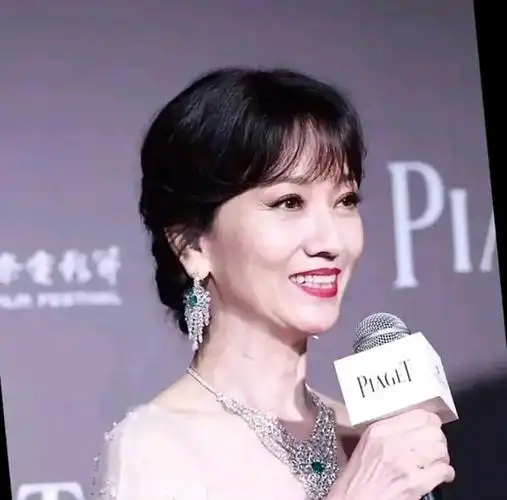 近日,赵雅芝受邀现身上海电影节.