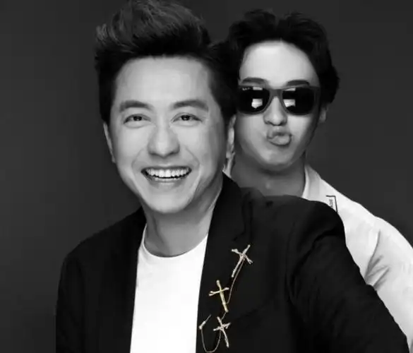 庾澄庆观看21岁儿子直播,哈利帮爸爸宣传演唱会,父子开心互动