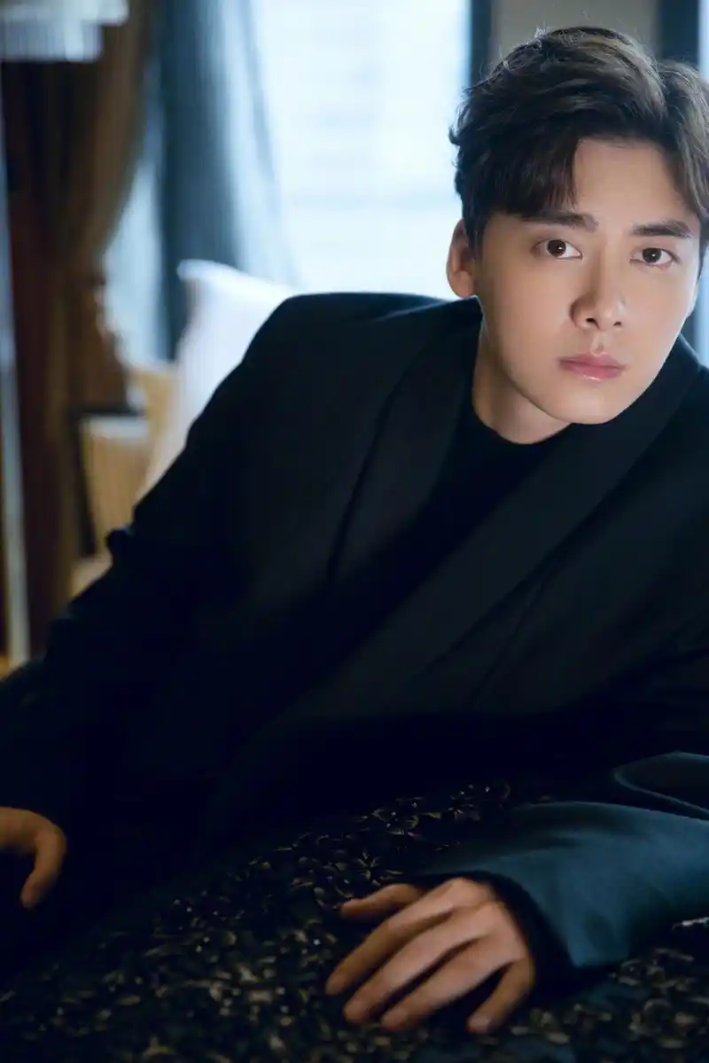 组图:李易峰黑西装简洁帅气状态好 自曝想有一个开心完美的家庭