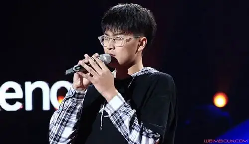 中国好声音2019由博文中国好声音学员由博文,拥有一副磁性的嗓音,19岁