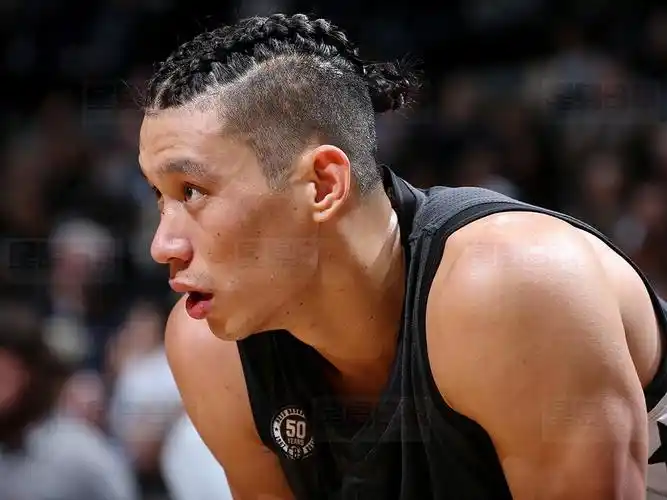 由于梳了脏辫,林书豪遭到了2000年nba状元肯扬-马丁带有明显种族歧视