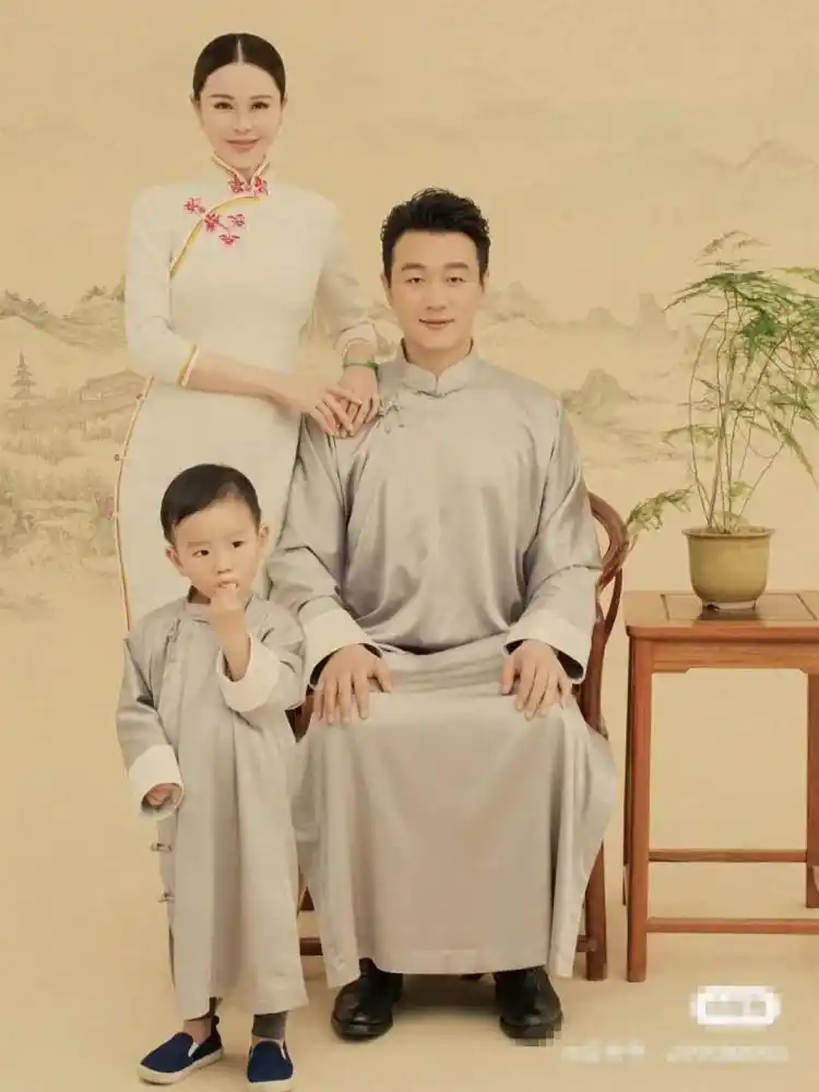 佟大为民国风全家福曝光!12岁大女儿已1米7,小女儿表情端庄