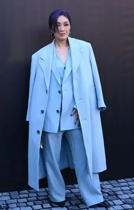 杨千嬅亮相时尚活动穿搭靓丽展现年轻风度