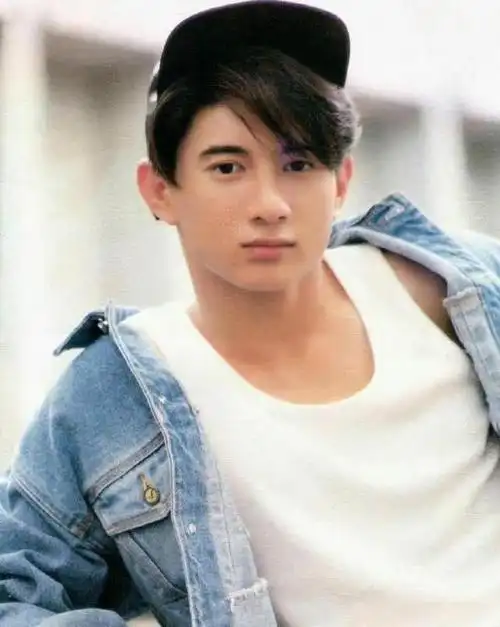 没有过分夸张的款式,所以放到现在都能穿,以现在吴奇隆的颜值,就算在