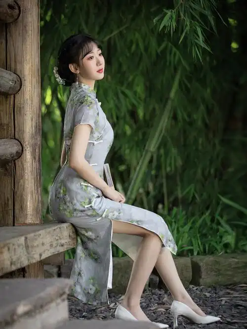 一见倾心自带温柔滤镜的浅色旗袍写真