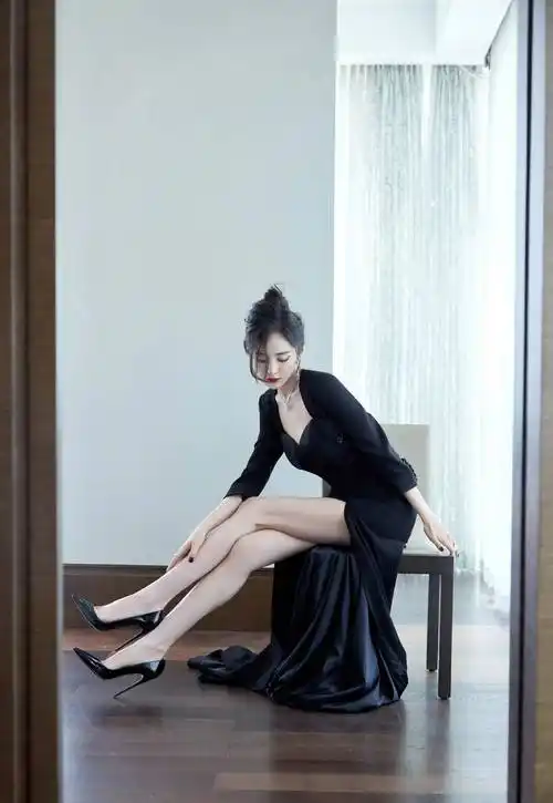 原创杨幂活动礼服秀腰秀腿大秀身材美得有点过分了