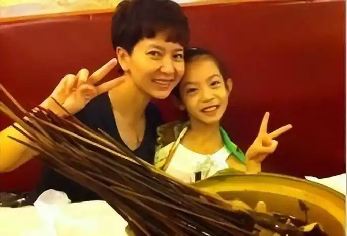 甘萍的女儿,不仅长得跟黎兵复制粘贴,就连个头也直