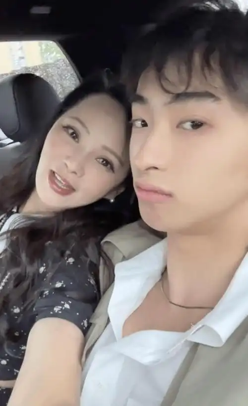 哈利晒大学毕业典礼,庾澄庆伊能静现场共同见证儿子成长