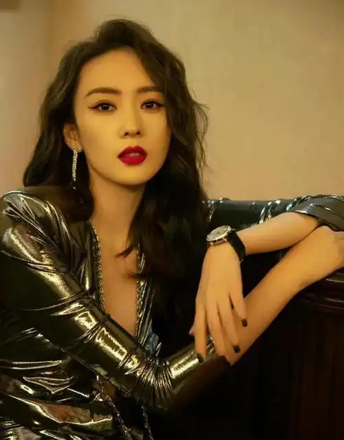 因一根手指被打回原形,曾获张艺谋盛赞的白百何,终究败给了欲望