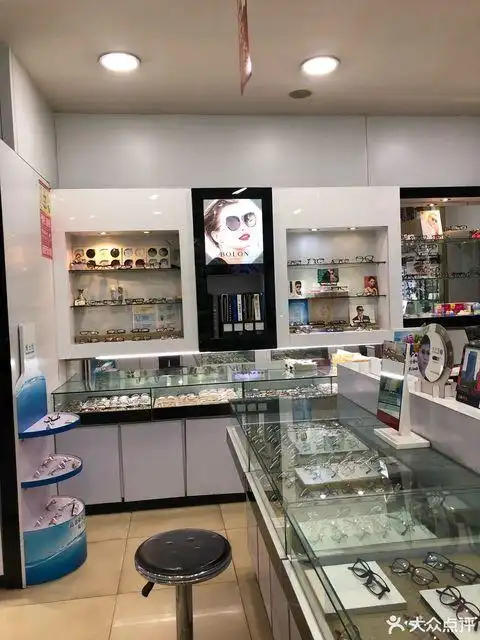 新镜界眼镜包括:新镜界眼镜(凯旋西路),新境界眼镜(纱厂店),新境界