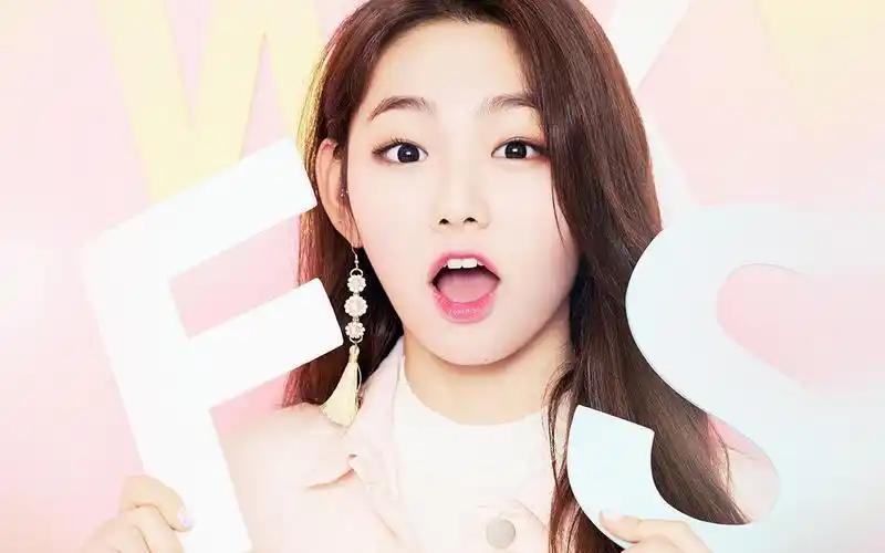 手拿字母张嘴做可爱表情的韩国美女电脑壁纸