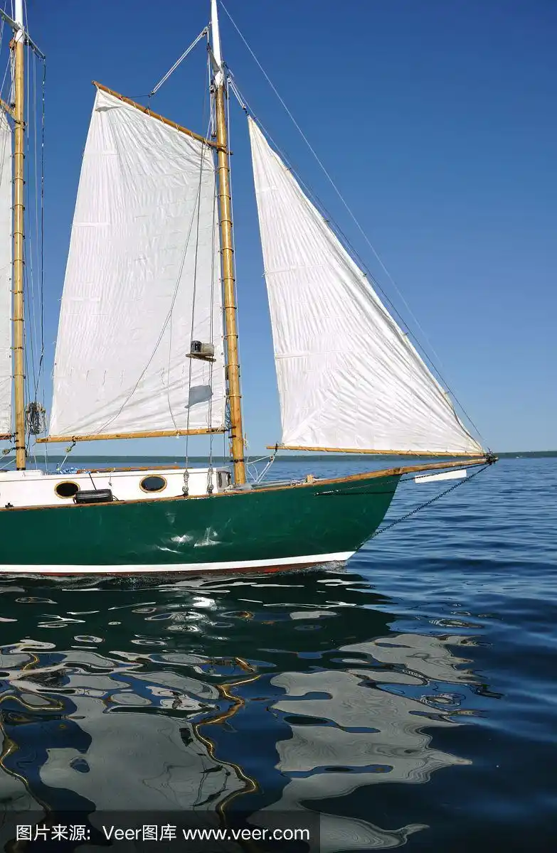 纵帆船的三角帆,前帆和木制桅杆