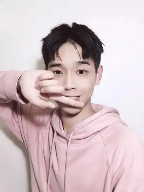 留短发中分发型的男生超级帅气!_头发