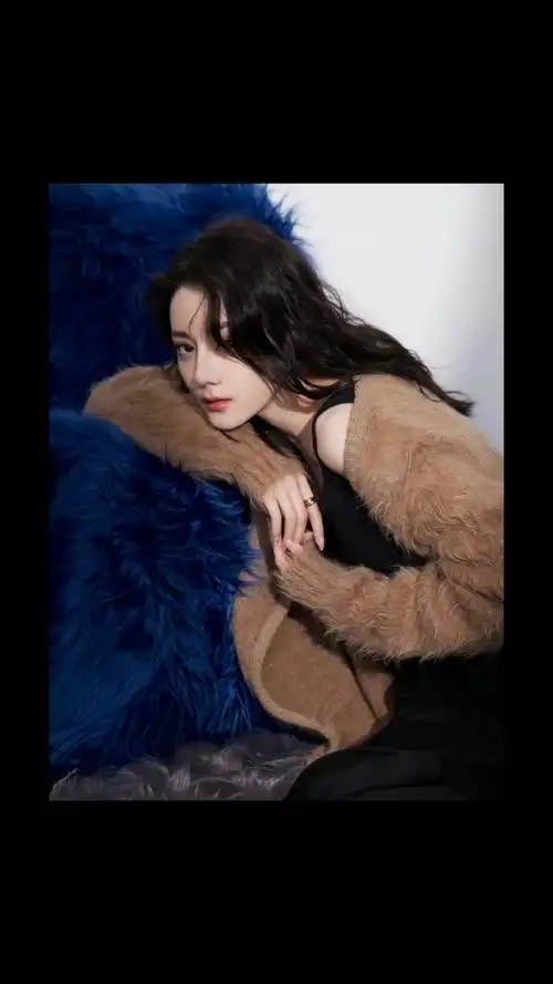 迪丽热巴早春惬意感大片##迪丽热巴慵懒感开衫造型